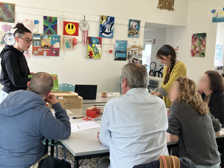 Atelier cyanotype avec les bénéficiaires de l'UFCV Pornichet.